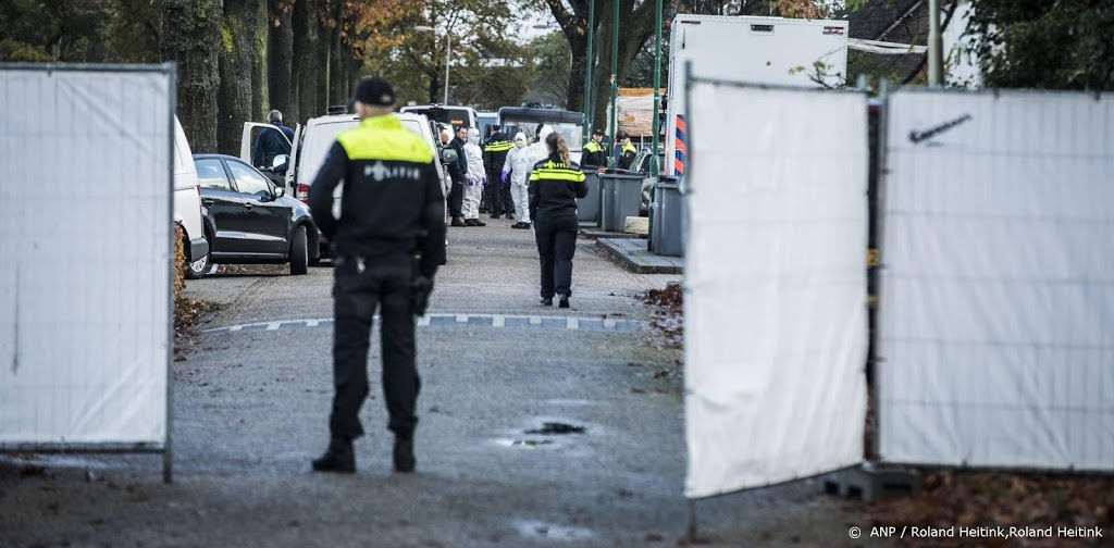 OM toont beelden Martien R. met een machinegeweer