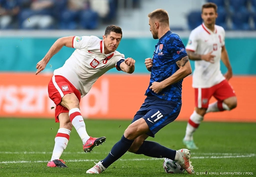 Skriniar schiet Slowakije op EK langs tiental Polen 