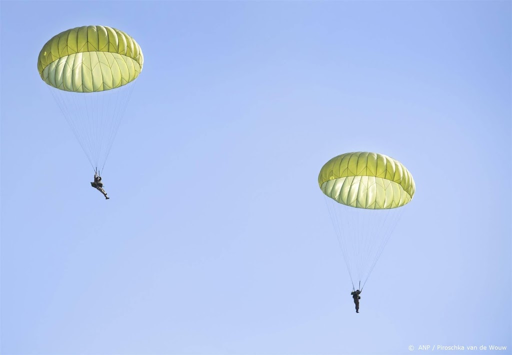 Parachutist maakt 60 sprongen voor darmkankeronderzoek