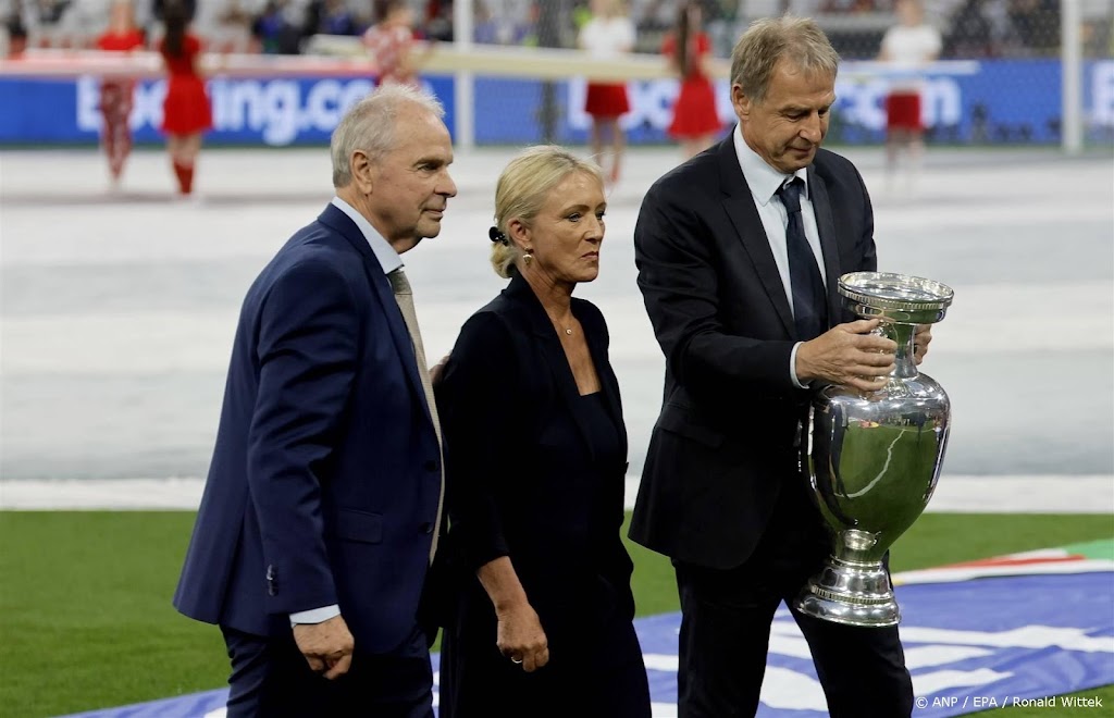 Weduwe Beckenbauer zorgt voor emotionele openingsceremonie