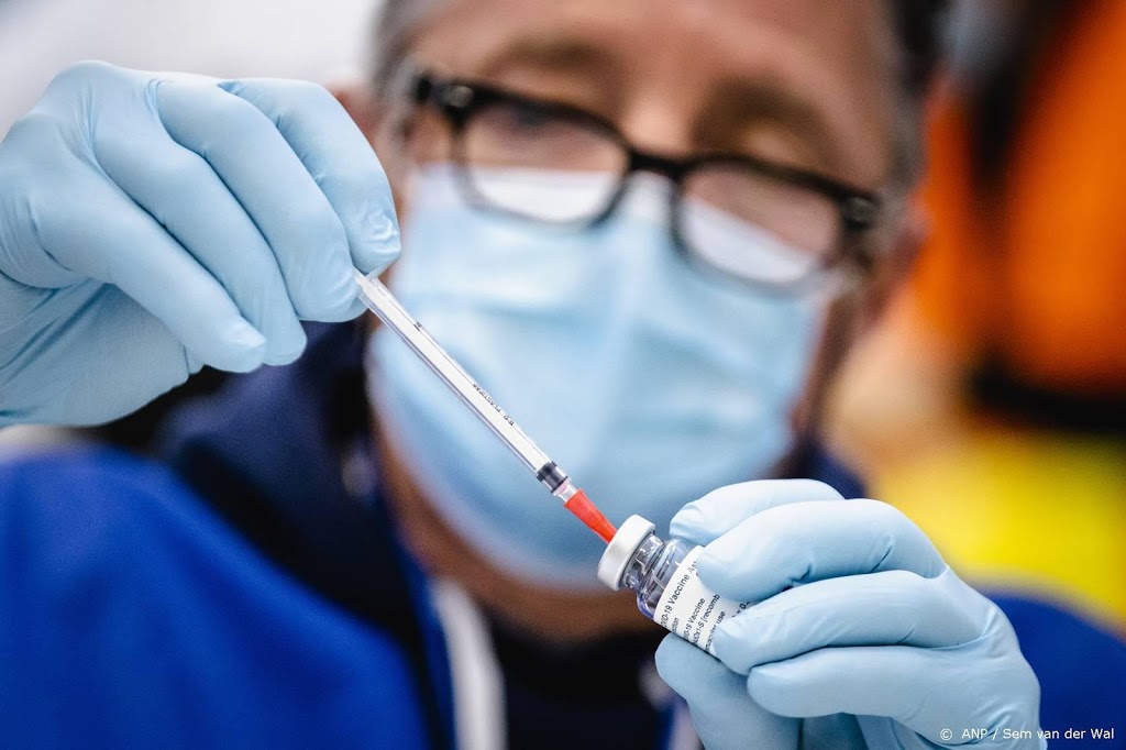 Lareb: 4 meldingen van zeldzame ruggenmergontsteking na coronaprik
