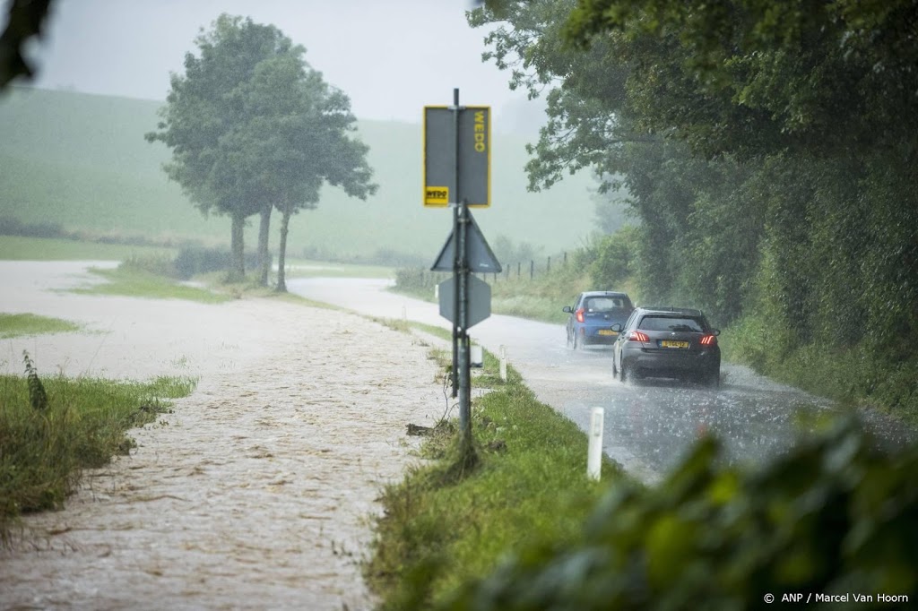 A76 bij Simpelveld (Limburg) dicht wegens water op de weg