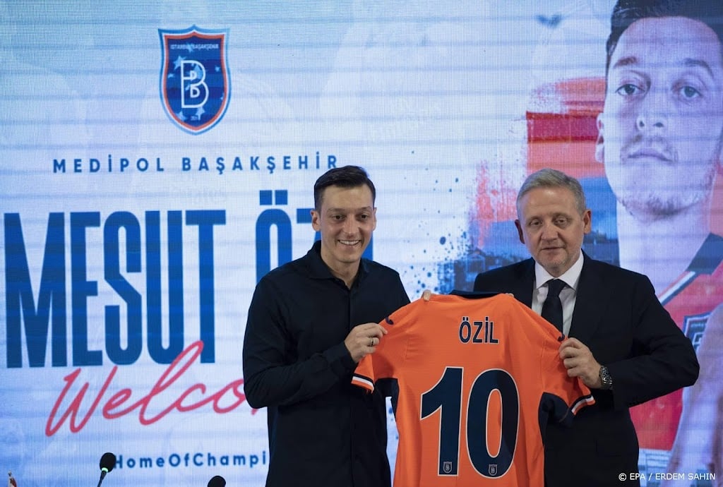 Voetballer Özil verruilt Fenerbahçe voor Basaksehir