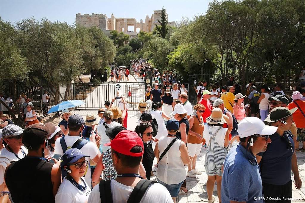 Akropolis in Athene op heetste uren van de dag afgesloten