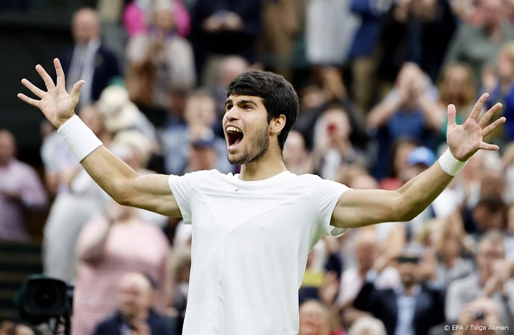 Alcaraz laat Medvedev kansloos en treft Djokovic in finale