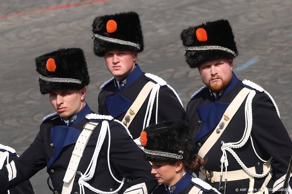 Nederlanders marcheren met Oekraïne-coalitie mee in parade Parijs