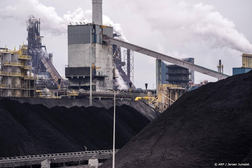 Tata aan de slag met opruimen vervuiling door staalslakken