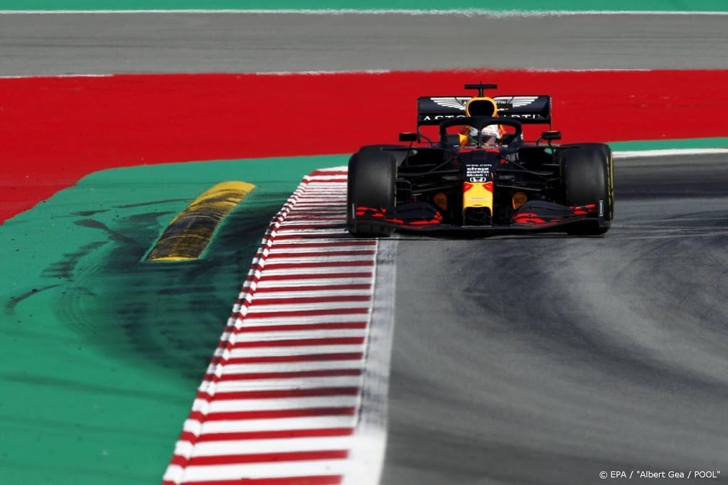 Verstappen tevreden met derde tijd achter Mercedessen