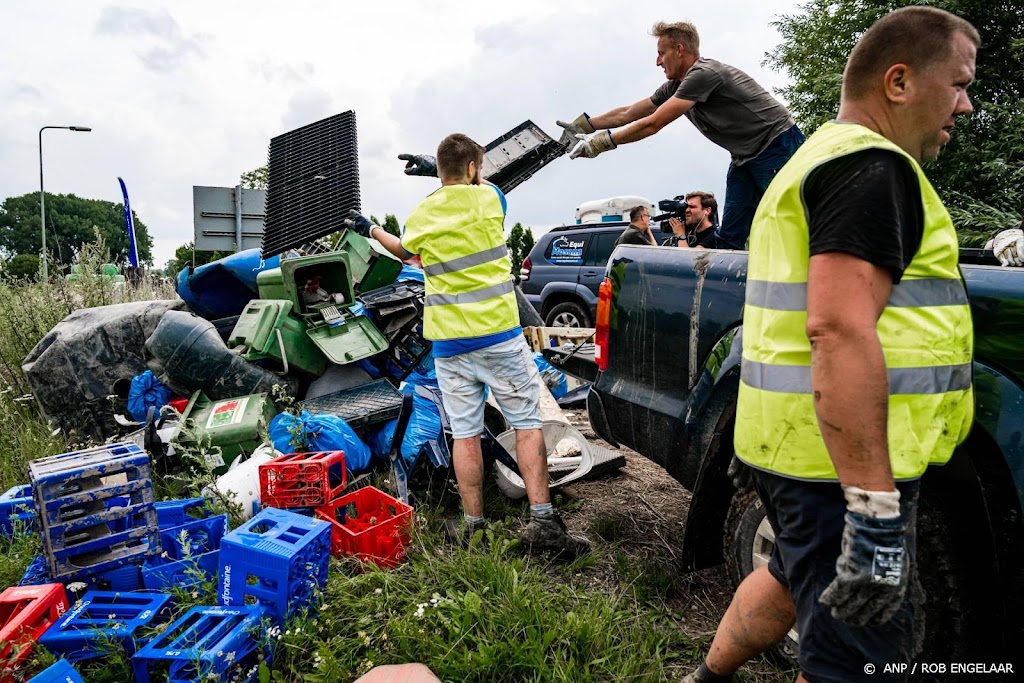Vrijwilligers vullen bijna 150 containers met afval uit de Maas 