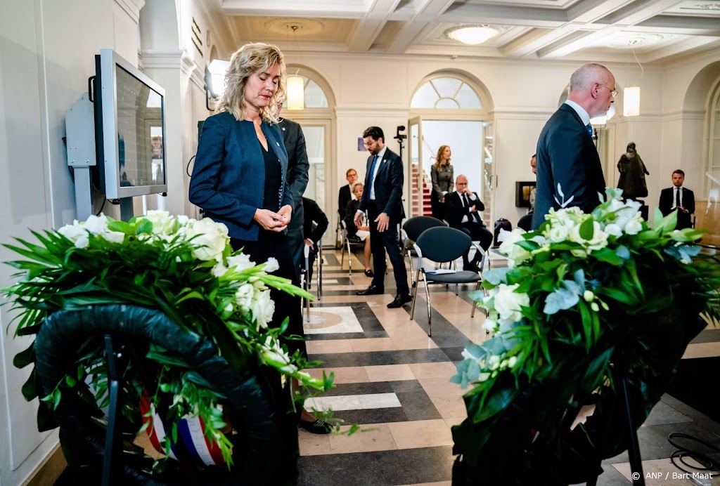 Bergkamp bij kranslegging: blijf verhalen over Indië vertellen