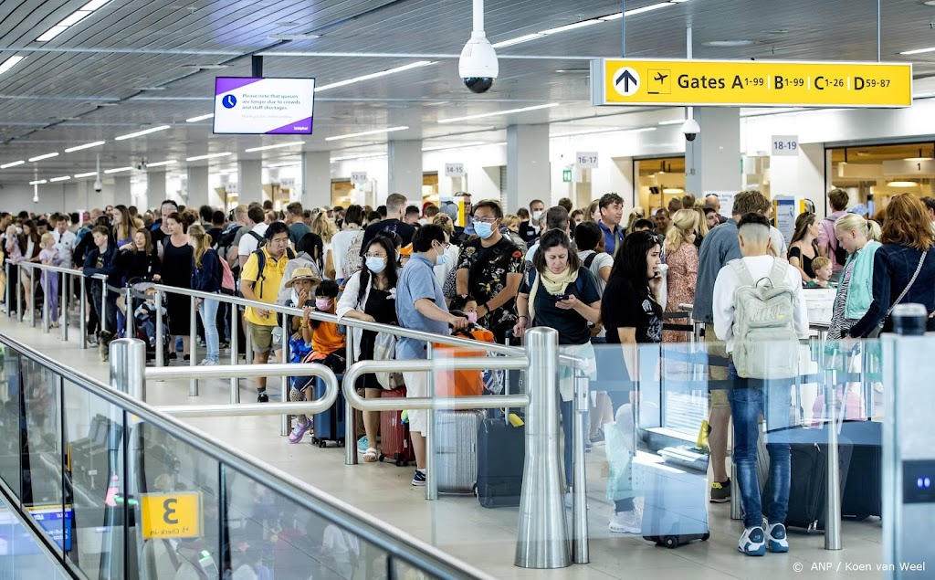 Drukke dag op Schiphol, reizigers krijgen water en stroopwafels