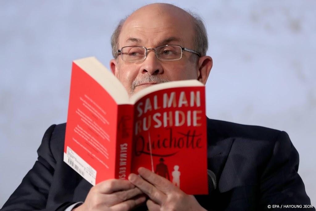 Auteur Salman Rushdie aan de beterende hand