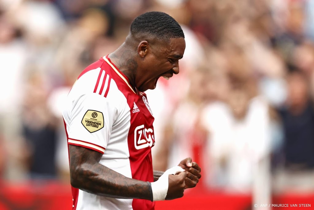 Ajax verslaat Groningen (6-1) met drie doelpunten van Bergwijn 