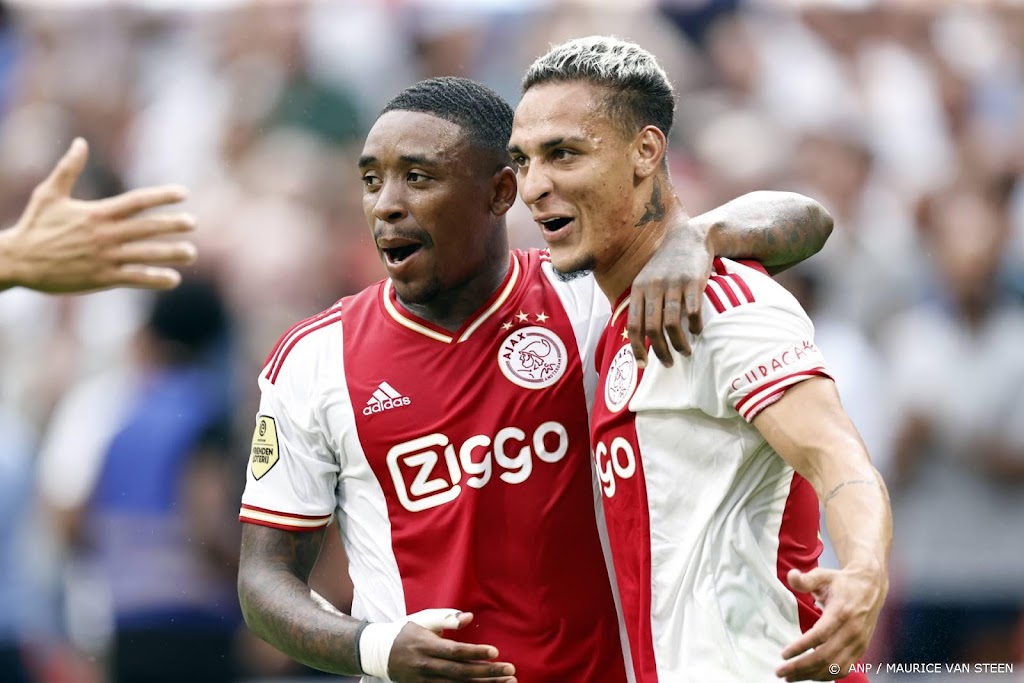 Bergwijn scoort driemaal, maar Antony steelt de show bij Ajax