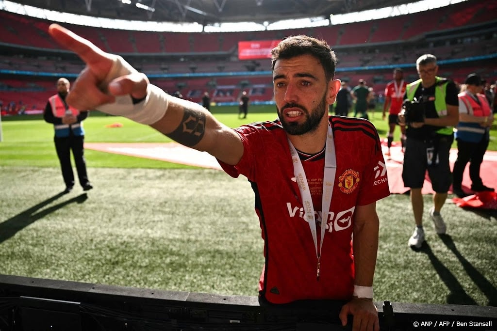 Middenvelder Fernandes verlengt bij Manchester United  