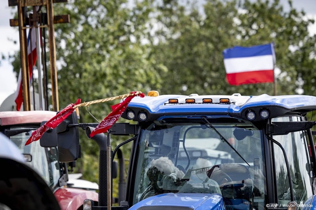 Tientallen tractoren rijden over A59 richting Den Bosch