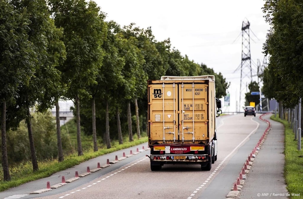 Twaalf inklimmers gevonden in laadruim vrachtwagen in Vlaardingen