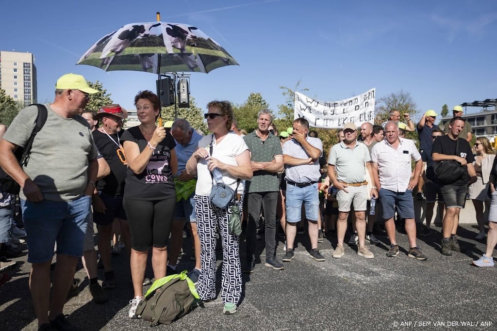 Luid applaus bij boerenprotest voor Brabantse pluimveehouders 