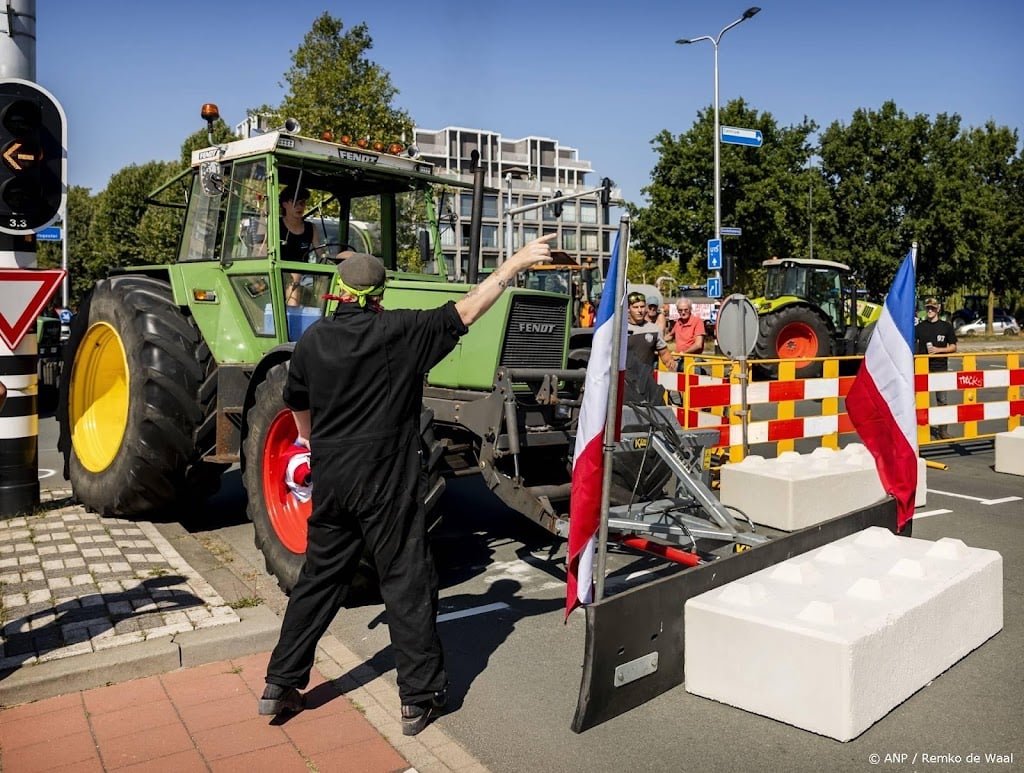 Enkele trekkers rijden door blokkade bij provinciehuis Den Bosch