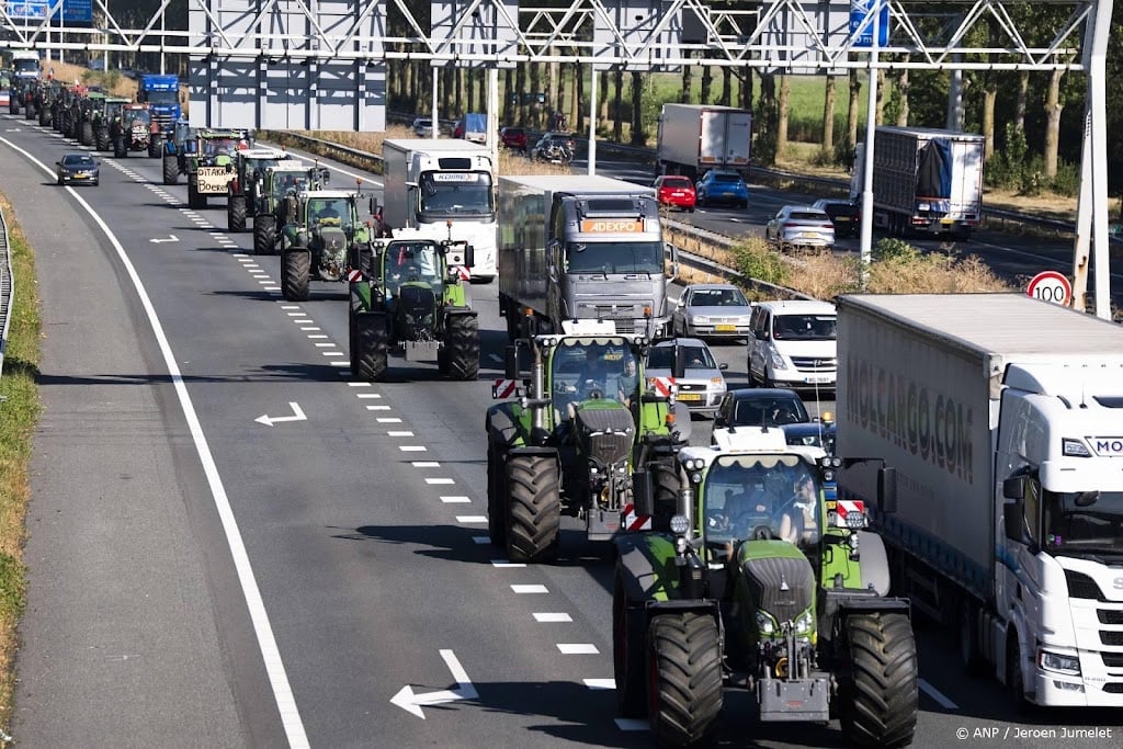 Zeker vijftig trekkers op A2 richting Utrecht