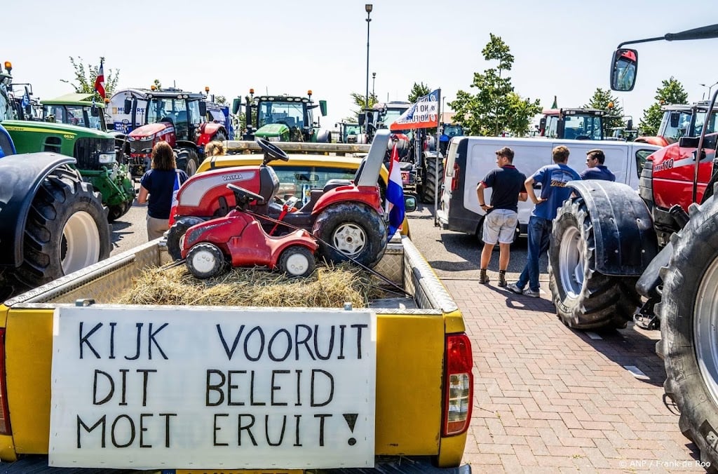 Filevorming door Zeeuwse boerencolonne op N59
