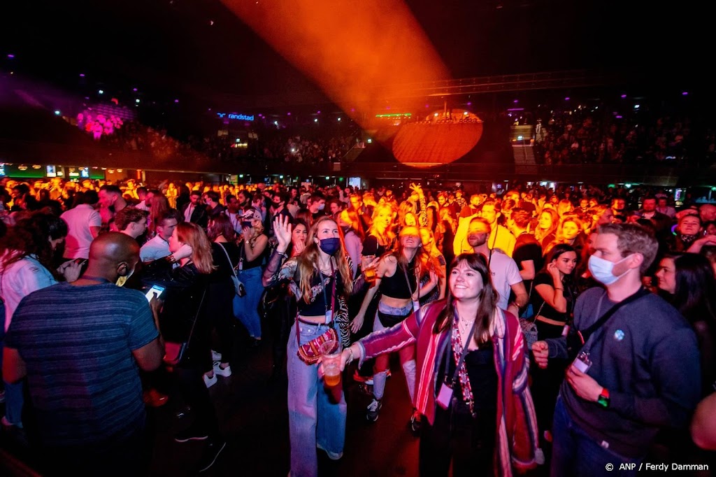 Ook discotheken en clubs mogen straks open, maar tot middernacht