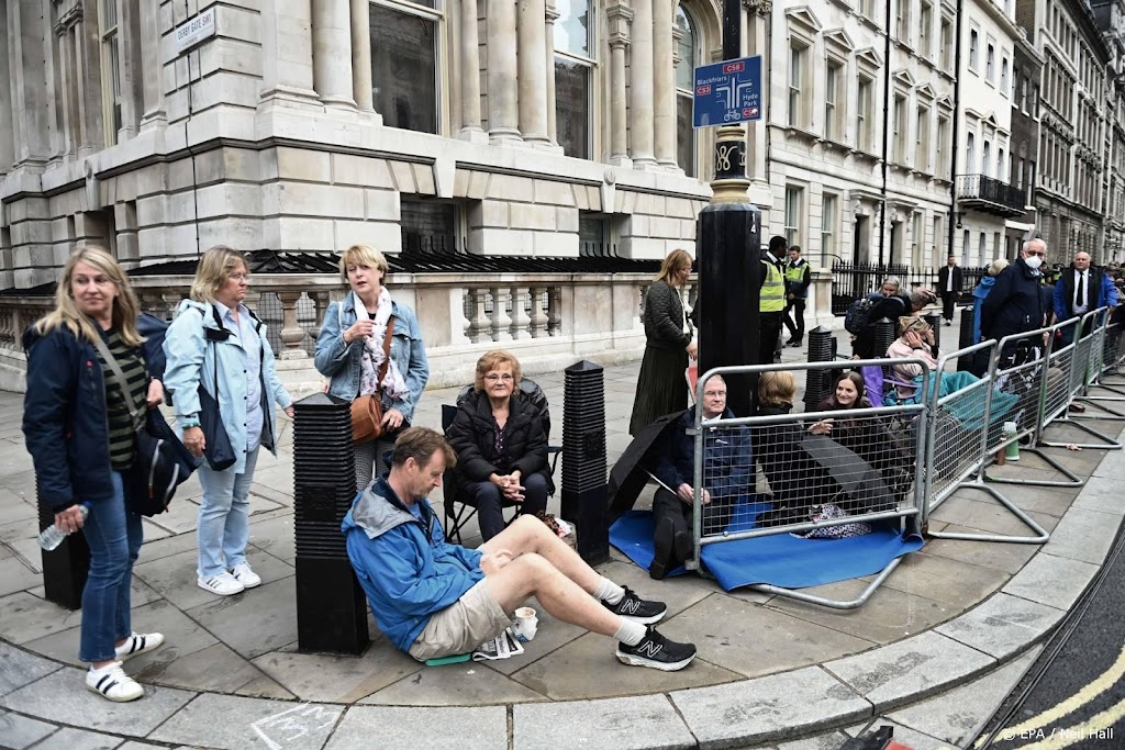 Urenlang in de rij voor kist Elizabeth bij Westminster Hall