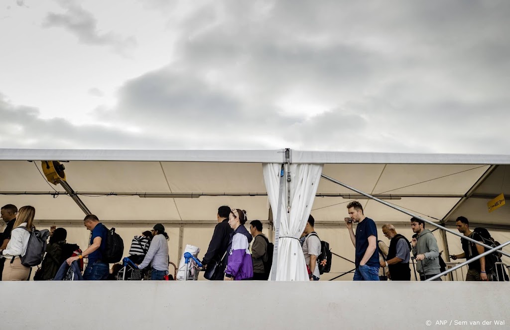 Opnieuw rijen op Schiphol, 'zelfde beeld als op dinsdag'
