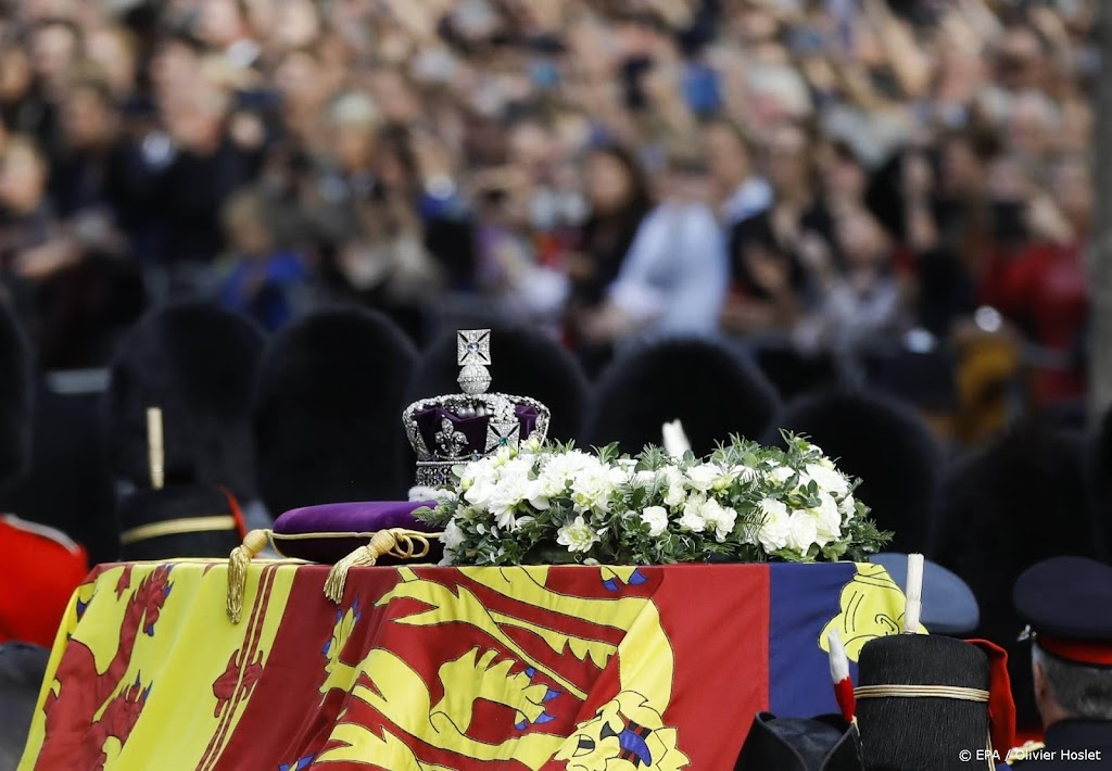 Eerste mensen lopen langs kist Elizabeth in Westminster Hall