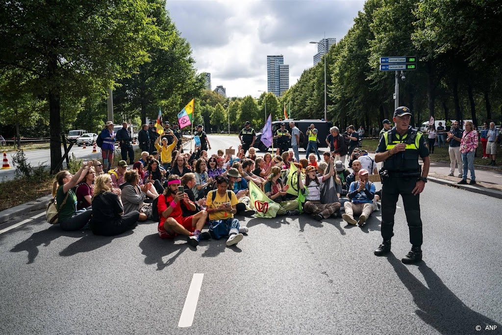 Enkele honderden klimaatactivisten blokkeren A12 in Den Haag