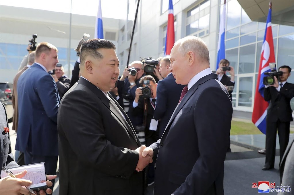 Kim doet Poetin geweer cadeau, blijft nog aantal dagen in Rusland
