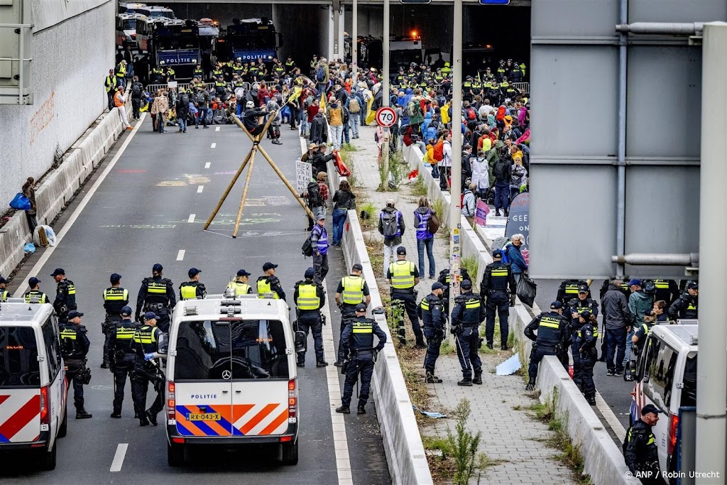 Politie begonnen met klimaatactivisten van A12 te halen