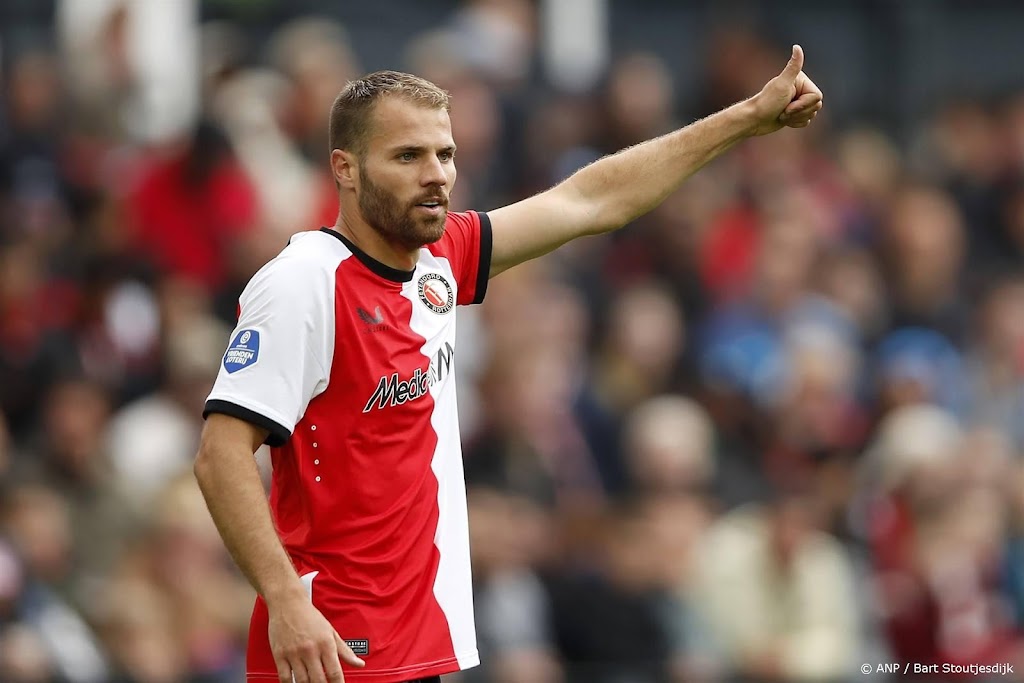 Feyenoord met Nieuwkoop als rechtsbuiten in Groningen