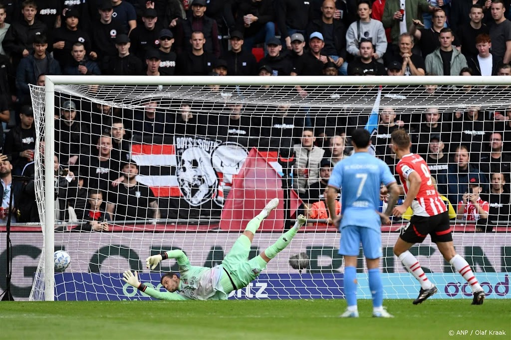 PSV wint tegen tien man NEC ook vijfde competitieduel eenvoudig