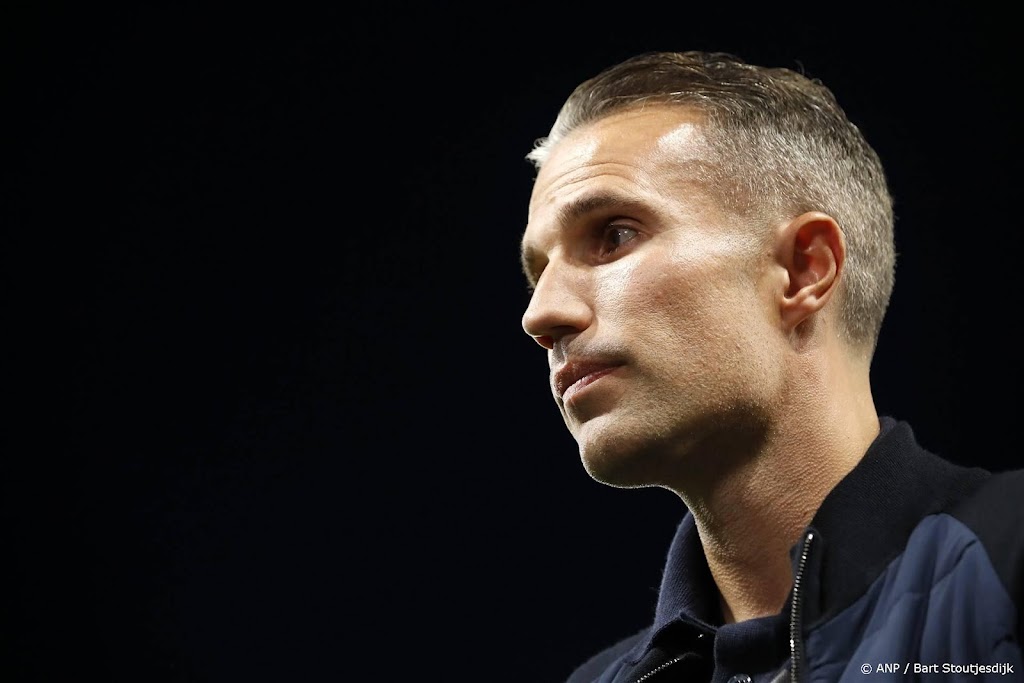 Van Persie blijft kalm na negen tegendoelpunten in Alkmaar
