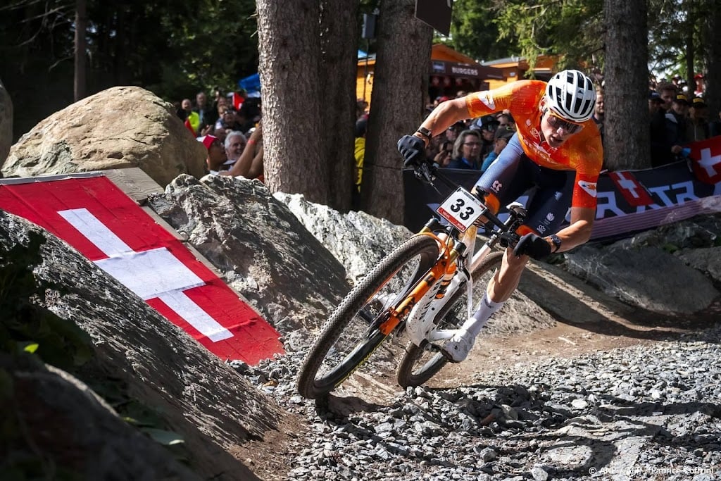 Van der Poel ver van podium op WK mountainbiken, titel Hatherly