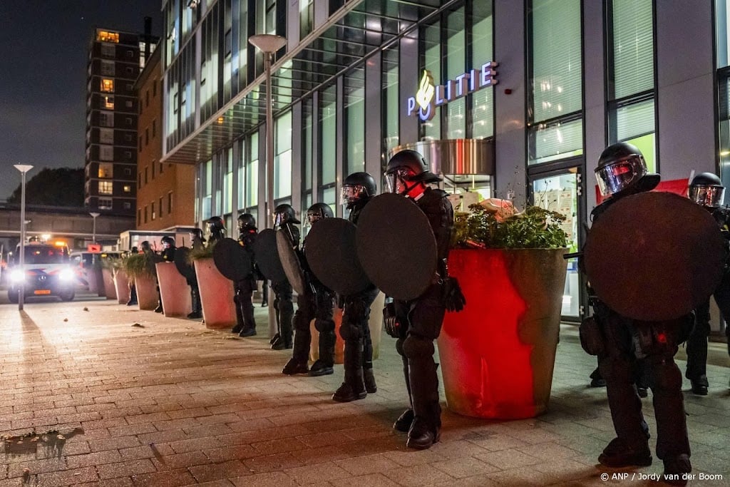 ME belaagd bij politiebureau in Rotterdam na afloop stille tocht