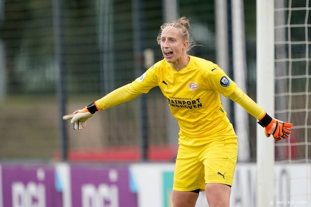KNVB wil elf opgeroepen voetbalsters in Zeist laten trainen