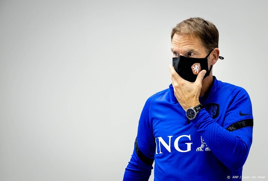Bondscoach De Boer kiest voor vijf verdedigers tegen Italië 