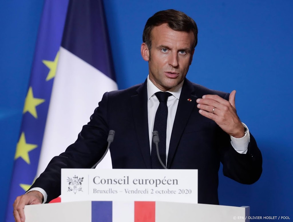 Macron kondigt avondklok aan voor Parijs