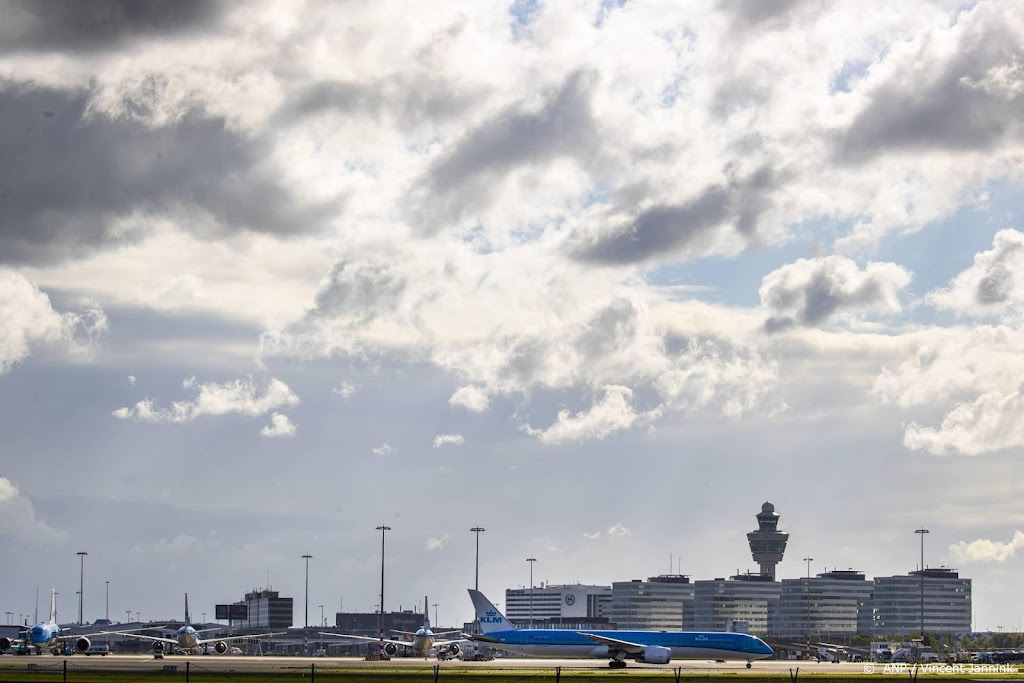 Passagiersaantallen Schiphol krabbelen op, herstel is nog ver weg