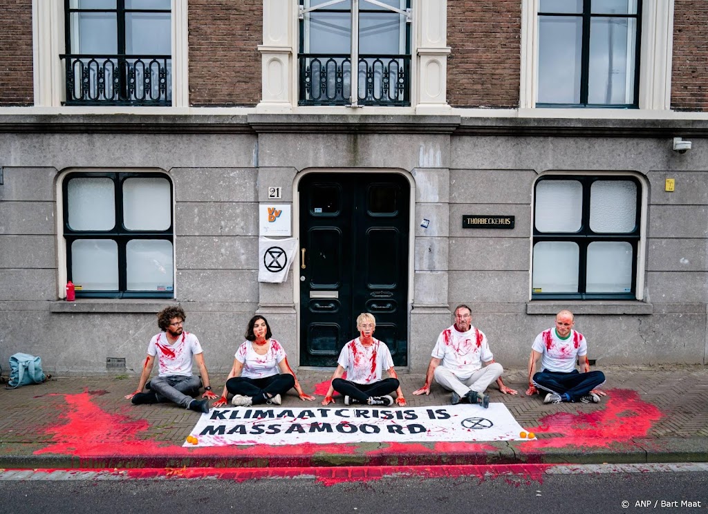Klimaatactivisten lijmen zich vast bij kantoren CDA, D66 en VVD