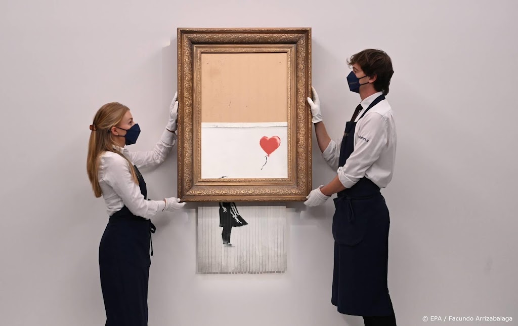 Deels versnipperd Banksy-schilderij geveild voor 22 miljoen euro