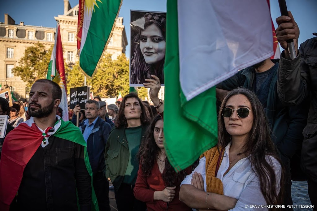 EU straft Iran voor neerslaan hoofddoekprotesten