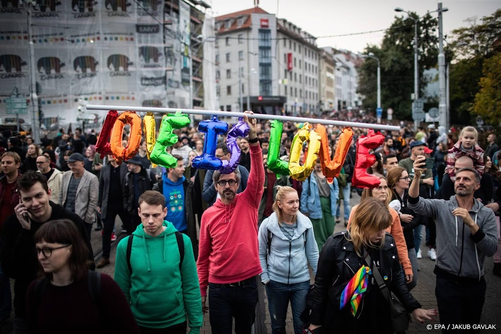 Duizenden Slowaken herdenken dodelijk schietpartij gaybar