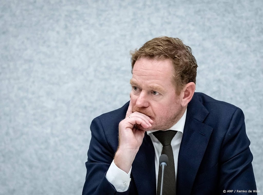 Van Weel verwacht behandeling asielwet niet voor verkiezingen