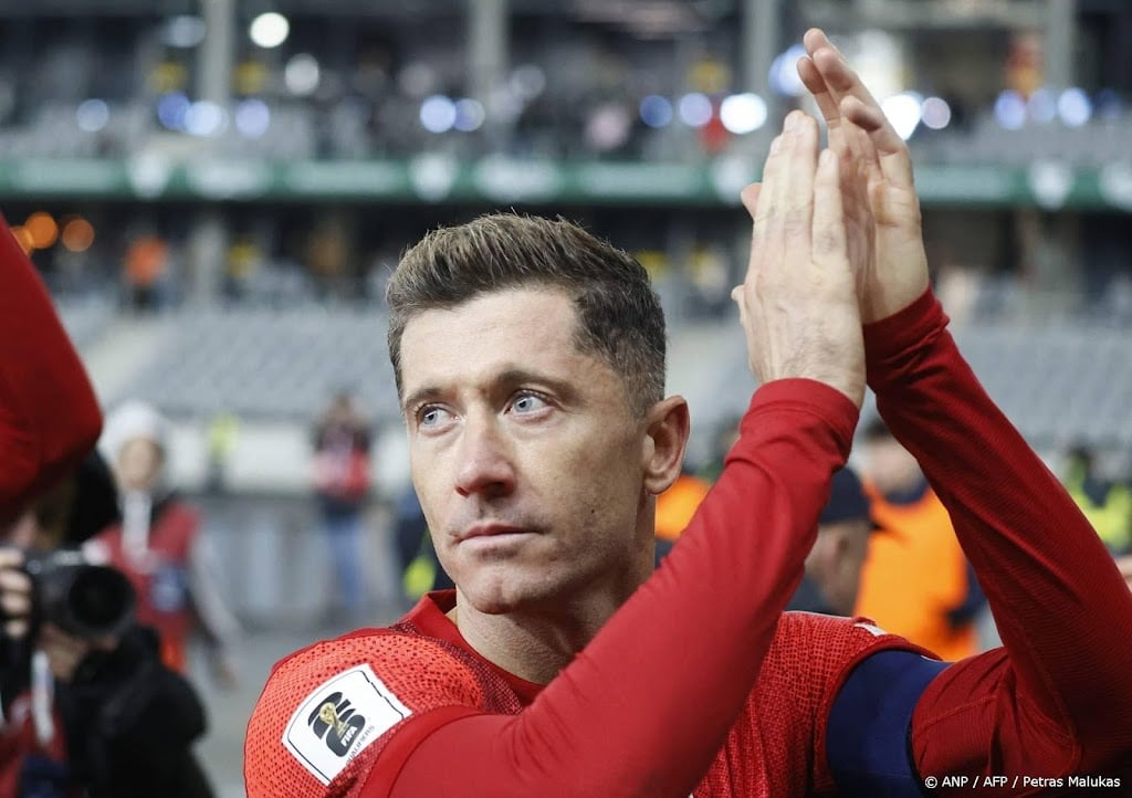 Spits Lewandowski keert met hamstringblessure terug bij Barcelona