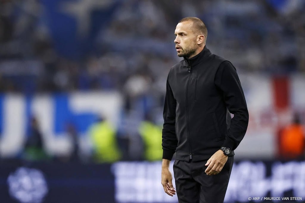 Ajax-trainer Heitinga hoopt tegen AZ op terugkeer Itakura