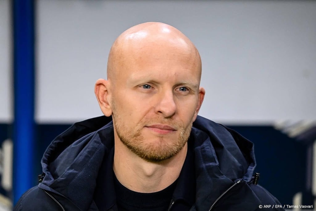 Veurink ondanks mindere spel voetbalsters tevreden na nieuwe zege