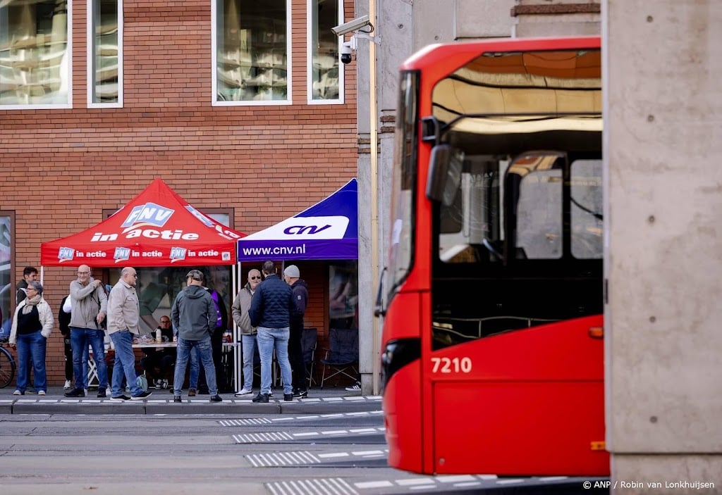 Duizenden stakers bij landelijke actie in streekvervoer, zegt CNV